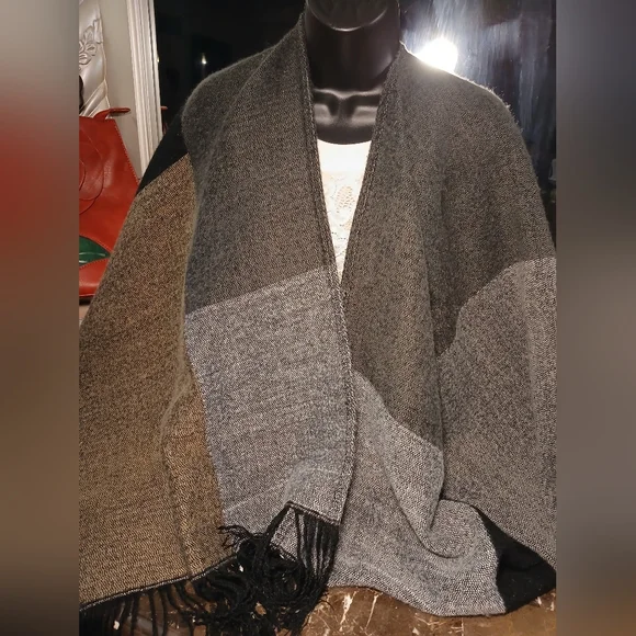 Harve Benard Black and Gray Textured Poncho - Picture 7 of 7